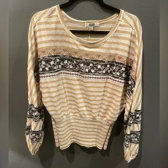 Gimmicks by BKE Beige and Black Patterned Long Sleeve Top - Picture 1 of 4